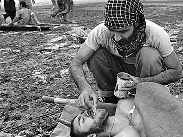 کمک رسانی به مجروحان در عملیات والفجر مقدماتی که توسط ارتش اجاره‌ای صدام حسین مجروح شدند.