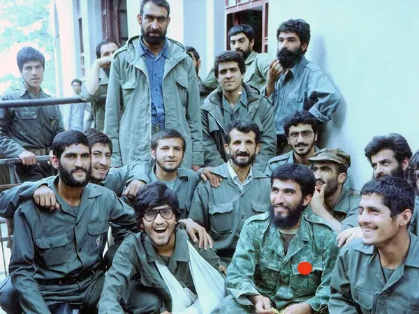 شهید محسن حاجی بابا در کنار همرزمانش