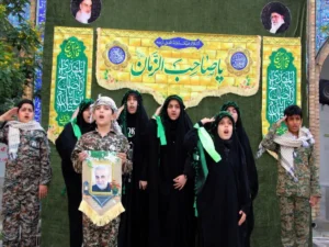 دانش‌آموزان در جشن نیمه شعبان در یادمان هویزه