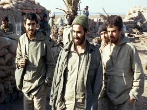 فرمانده شهید حاج حسین خرازی به همراه رزمندگان
