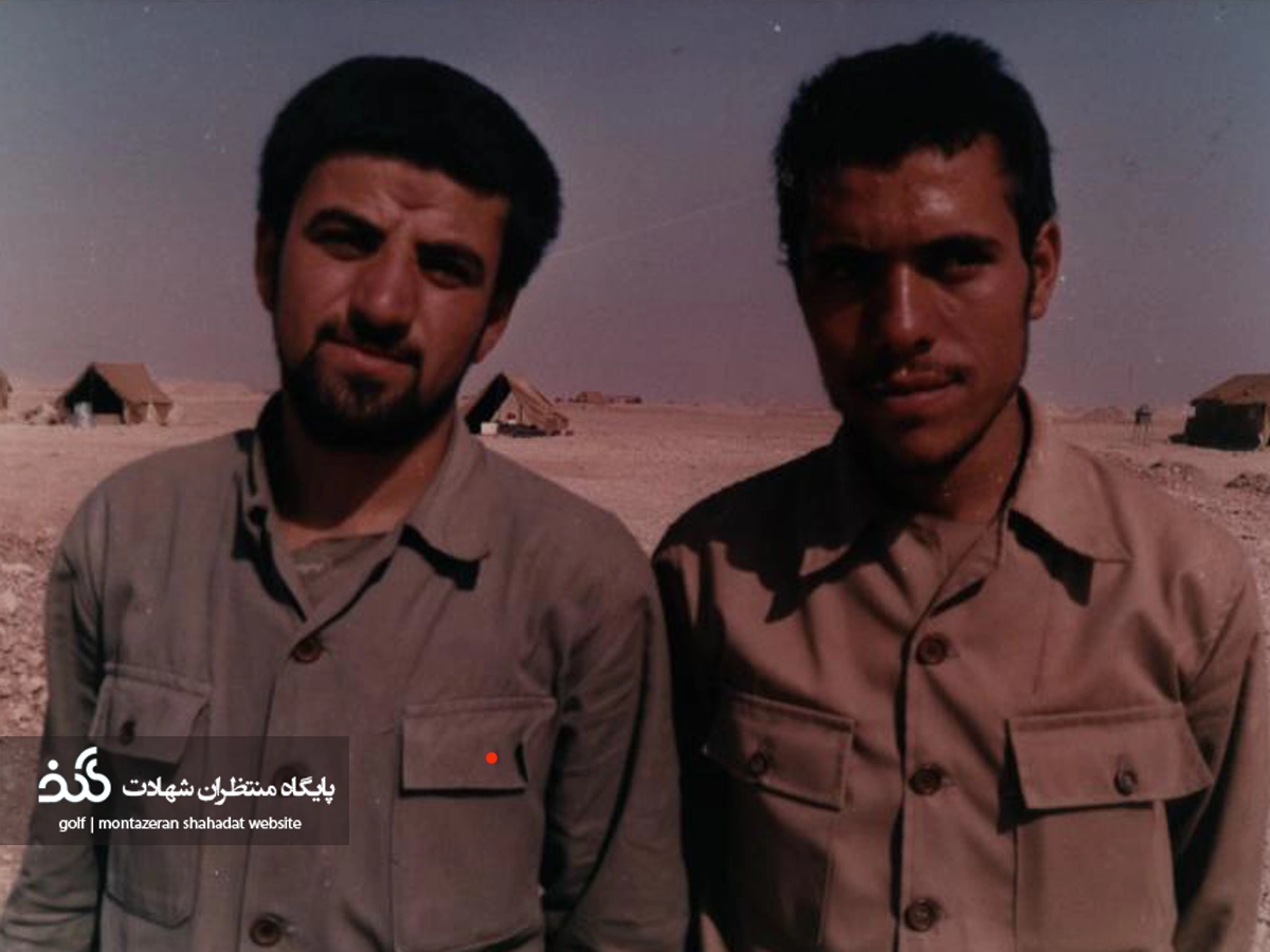 شهید «شفیع حلیمی اصل» در کنار همرزمش