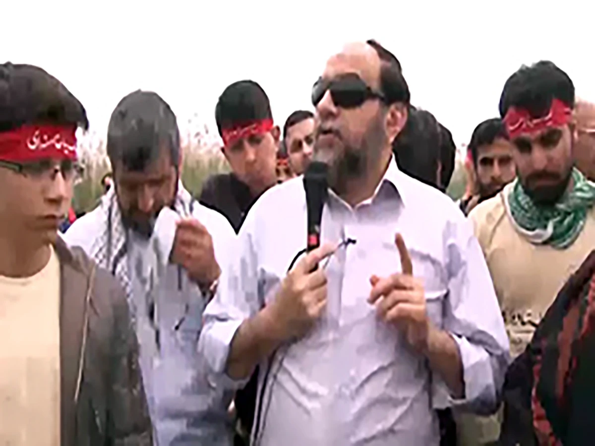 تصویری از روایتگری حسن رحیم پور ازغدی در جمع بازدیدکنندگان راهیان نور