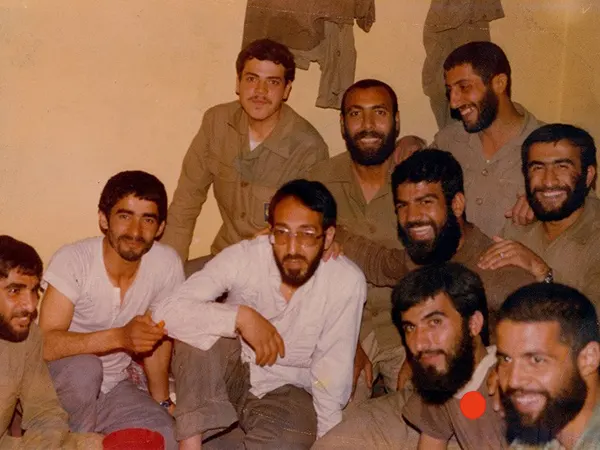 شهید محسن حاجی بابا در کنار همرزمانش جبهه غرب