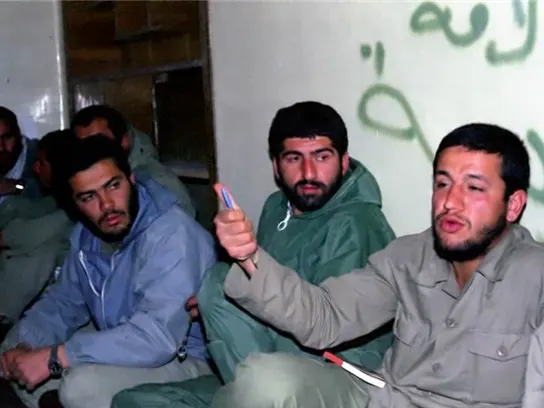 شهید حسین اسکندرلو کنار دوستان همرزمش