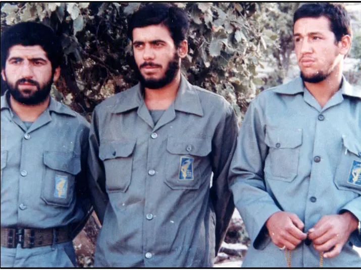 شهید حسین اسکندرلو کنار همرزمانش